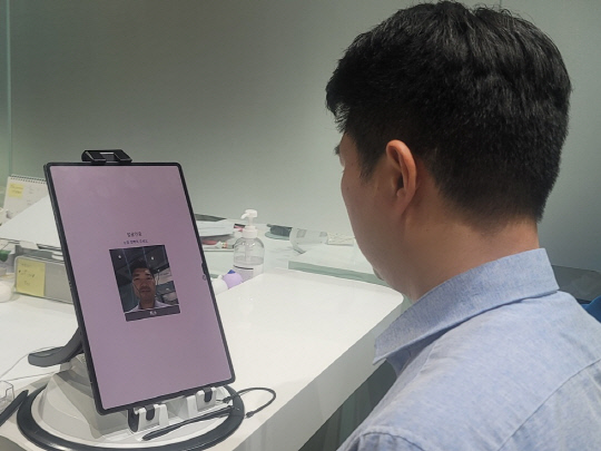 창구얼굴출금 서비스. 신한은행 제공